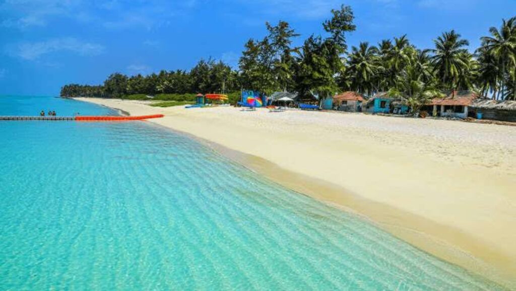 Which beaches in Lakshadweep are known for their pristine beauty and clear waters?