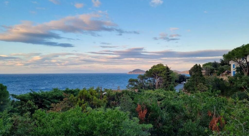 What are the ideal months to visit Spiaggia di Sansone Island in 2025?